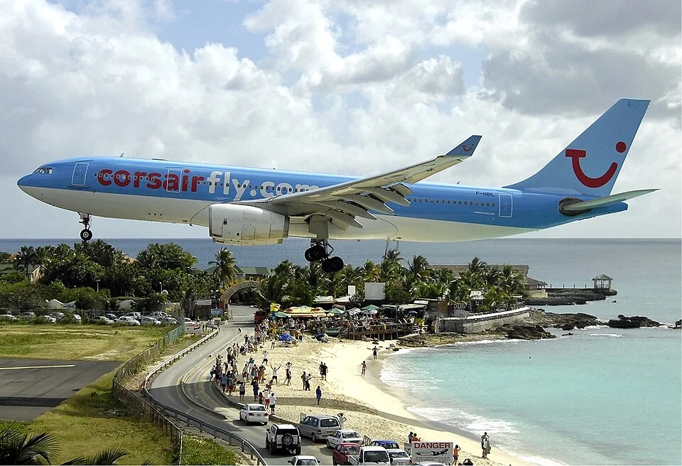 荷属圣马丁 · Maho Beach