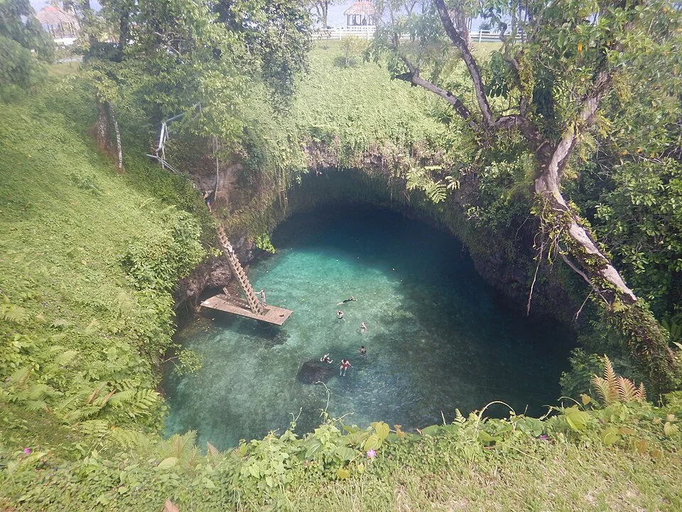萨摩亚 · To-Sua Ocean Trench
